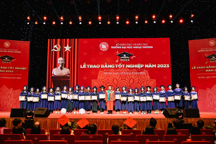 Hiệu trưởng Trường ĐH Ngoại thương trao tặng Giấy khen và huy chương cho các tân cử nhân đạt danh hiệu Thủ khoa tốt nghiệp toàn khóa của Trụ sở chính Hà Nội và Cơ sở Quảng Ninh 70% sinh viên Trường ĐH Ngoại thương tốt nghiệp loại xuất sắc và giỏi -0