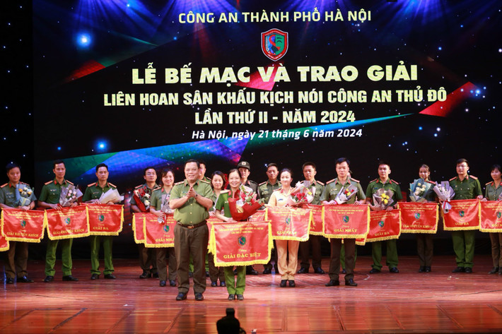 Ban tổ chức trao giải cho các đội thi. Ban tổ chức trao giải cho các đội thi.