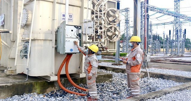 Kỹ sư, công nhân EVNNPC kiểm tra trạm điện Kỹ sư., công nhân EVNNPC kiểm tra trạm điện