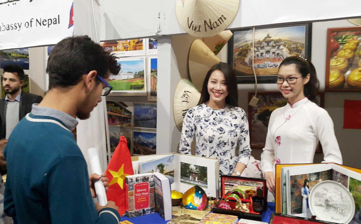 Bạn bè quốc tế tìm kiếm tài liệu văn hóa Việt Nam tại Lễ hội văn hóa quốc tế Sakia, tổ chức tại Thủ đô Cairo (Ai Cập) Nguồn: TTXVN Bạn bè quốc tế tìm kiếm tài liệu văn hóa Việt Nam tại Lễ hội văn hóa quốc tế Sakia, tổ chức tại Thủ đô Cairo (Ai Cập) - Nguồn: TTXVN