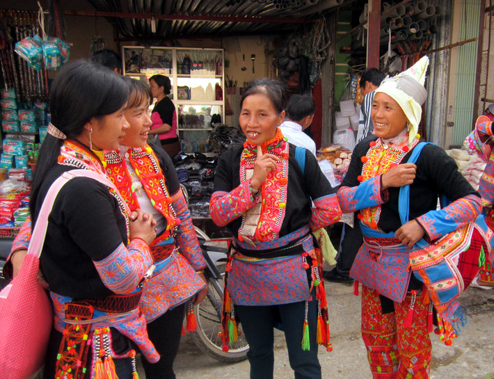 Đến chợ vừa bán hàng vừa gặp gỡ trò chuyện Đến chợ vừa bán hàng vừa gặp gỡ trò chuyện