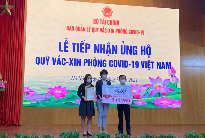 Lãnh đạo Kho bạc Nhà nước tiếp nhận ủng hộ Quỹ Vaccine từ đại diện doanh nghiệp Nguồn: VGP Lãnh đạo Kho bạc Nhà nước tiếp nhận ủng hộ Quỹ Vaccine từ đại diện doanh nghiệp Nguồn: VGP