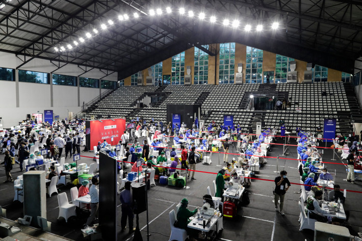 Đợt tiêm chủng cho các nhà báo được triển khai tại khu liên hợp thể thao Gelora Bung Karno của Jakarta Ảnh: EPA Đợt tiêm chủng cho các nhà báo được triển khai tại khu liên hợp thể thao Gelora Bung Karno của Jakarta Ảnh: EPA