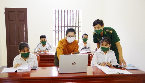 Cô giáo Trần Thị Lê Na và Trung tá Nguyễn Văn Thiên hướng dẫn học sinh người Chứt ở bản Rào Tre (Hà Tĩnh) học trực tuyến Trung tá Bùi Thị Hương Giang, nhân viên vận động quần chúng Đồn biên phòng Nậm Càn, BĐBP Nghệ An hướng dẫn học sinh học trực tuyến