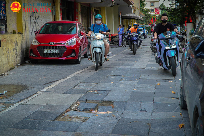 Đặc biệt là vào buổi tối hay những ngày mưa thì tình trạng này khiến việc di chuyển của người dân trở nên khó khăn Hàng loạt vỉa hè lát đá “độ bền 70 năm” tại nhiều tuyến phố Hà Nội xuống cấp nghiêm trọng -0