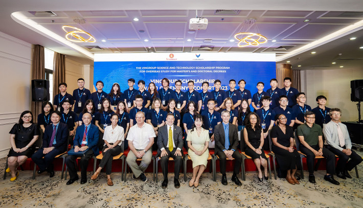 Các sinh viên, học giả Việt Nam xuất sắc nhận Học bổng KHCN Vingroup 2023. Ảnh: VA VinGroup 120 trao tỷ đồng học bổng khoa học công nghệ năm 2023 -0
