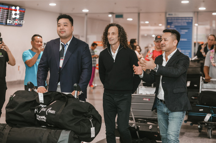 Kenny G cùng ban nhạc đến sân bay Nội Bài tối 12.11. Ảnh: BTC Nghệ sĩ Kenny G đến Hà Nội, sẵn sàng cho đêm diễn tối 14.11 -0