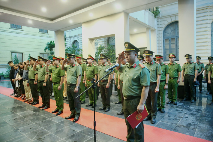 Đoàn đại biểu Công an thành phố Hà Nội trước anh linh các anh hùng liệt sĩ. Công an thành phố Hà Nội dâng hương tưởng nhớ, tri ân các Anh hùng liệt sỹ -0