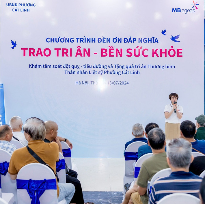 Bà Trần Thị An Phương - Giám đốc Khối Nhân Sự kiêm Chủ tịch Hội Phụ Nữ MB Ageas Life phát biểu MB Ageas Life thăm khám sức khoẻ và tặng quà cho người có công phường Cát Linh -0
