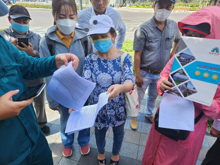 Các nhà đầu tư là khách hàng của Công ty Nhà Tiến Phát tập trung yêu cầu lãnh đạo đơn vị này trả lại tiền nhưng bất thành Khởi tố vụ án lừa đảo chiếm đoạt tài sản liên quan đến Công ty Nhà Tiến Phát -0