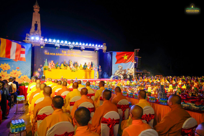 Đại lễ có sự quang lâm chứng minh của hàng trăm chư Tôn Hòa thượng, Thượng tọa, chư Tôn đức Tăng GHPG Việt Nam tỉnh Quảng Bình, GHPG Việt Nam tỉnh Quảng Trị và chùa Ba Vàng Những dư âm còn mãi sau Đại lễ cầu siêu, thả hoa đăng tri ân bên bờ Thạch Hãn -0