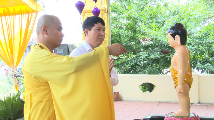 Đại đức Thích Tâm Khôi trang nghiêm thực hiện nghi thức Tắm Phật Chùa Vạn Phúc tổ chức Đại lễ Phật Đản -0