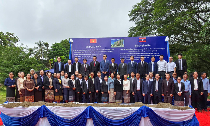 Các đại biểu tham dự lễ động thổ xây dựng Trung tâm Nghiên cứu Khoa học và Tập huấn tại Đại học Quốc gia Lào, do Đại học Quốc gia Hà Nội làm chủ dự án (phía Việt Nam) Việt Nam chính thức khởi công xây dựng Trung tâm Nghiên cứu Khoa học và Tập huấn tại Đại học Quốc gia Lào -0