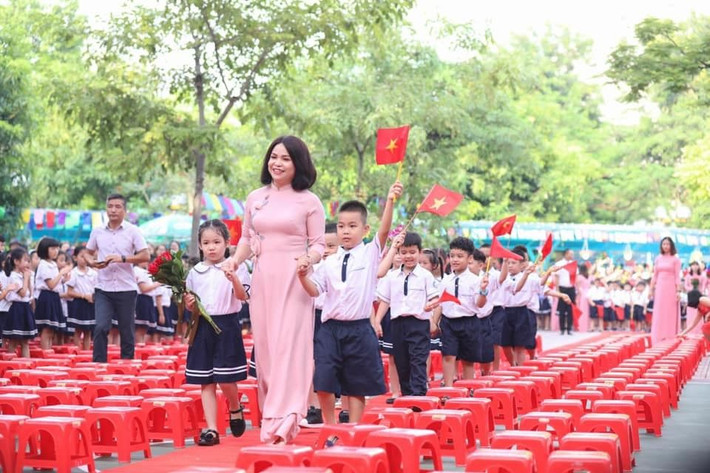 Cô Đỗ Thị Mai tận tay đón học sinh khối lớp 1 mỗi dịp khai giảng năm học mới Cô Đỗ Thị Mai tận tay đón học sinh khối lớp 1 mỗi dịp khai giảng năm học mới