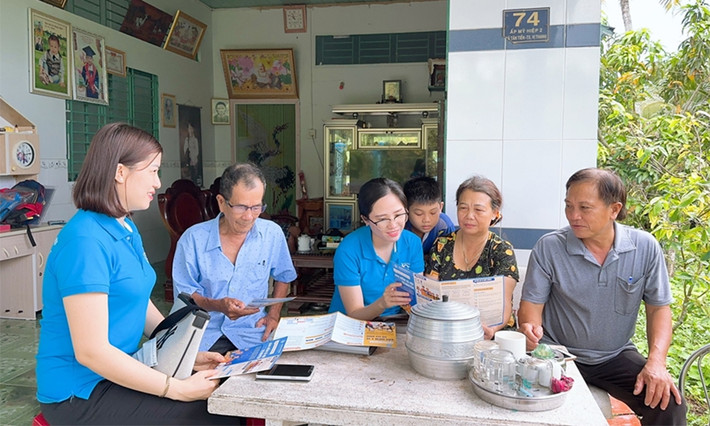 Dồn lực cho Tháng vận động người dân tham gia bảo hiểm xã hội ảnh 1 Tập trung giải thích để hạn chế tình trạng người lao động rút BHXH một lần. Ảnh: BH