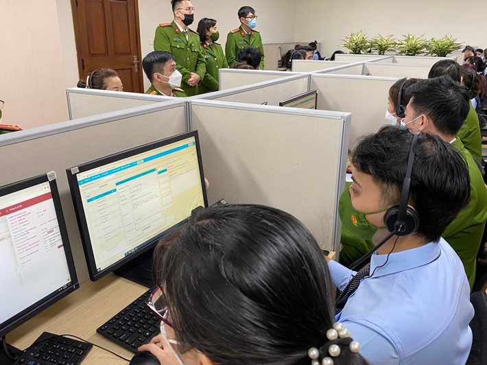 40 cán bộ chiến sĩ hàng ngày làm nhiệm vụ tiếp nhận thông tin tại Tổng đài 40 cán bộ chiến sĩ hàng ngày làm nhiệm vụ tiếp nhận thông tin tại Tổng đài