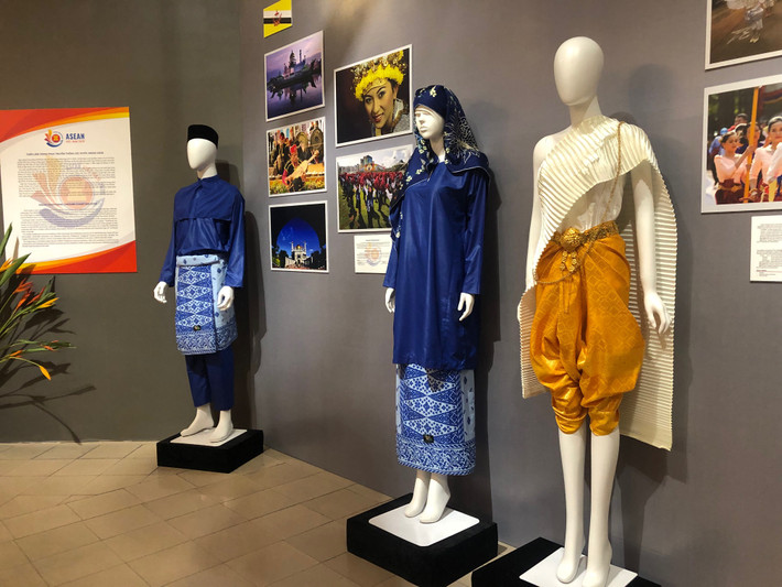 Trang phục truyền thống Campuchia, với Sampot Phamuong Kben và áo sơ mi lụa dài tay, cổ thẳng, không có túi của nam giới; cùng Sampot Phamuong Chong Kben và áo sơ mi lụa cộc tay, cổ thẳng và trang sức của nữ giới Trang phục truyền thống Campuchia, với Sampot Phamuong Kben và áo sơ mi lụa dài tay, cổ thẳng, không có túi của nam giới; cùng Sampot Phamuong Chong Kben và áo sơ mi lụa cộc tay, cổ thẳng và trang sức của nữ giới