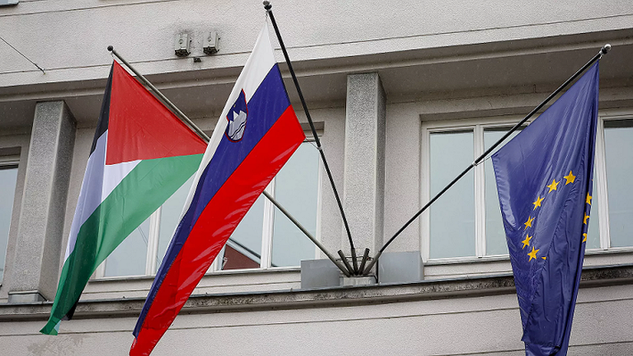 Cờ của Palestine được kéo lên bên ngoài trụ sở Nghị viện Slovenia cùng quốc kỳ và cờ EU. Ảnh: Euronews Nghị viện Slovenia thông qua quyết định công nhận Nhà nước Palestine -0