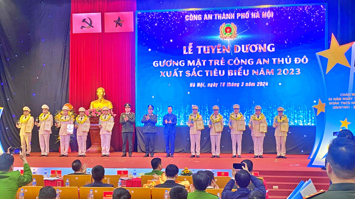 Giám đốc Công an TP. Hà Nội, Trung tướng Nguyễn Hải Trung (đứng giữa) cùng đại diện Ban Thanh niên Công an Nhân dân, Thành đoàn Hà Nội tuyên dương các Gương mặt trẻ Công an Thủ đô xuất sắc, tiêu biểu năm 2023 Tuyên dương 10 Gương mặt trẻ Công an Thủ đô tiêu biểu năm 2023 -0