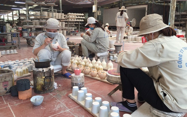 Các chủ thể ở Làng nghề Bát Tràng luôn tích cực tham gia Chương trình OCOP, không ngừng nỗ lực để sản phẩm gốm sứ Bát Tràng sẵn sàng “vươn mình” ra thế giới Ảnh: Tường Vy Các chủ thể ở Làng nghề Bát Tràng luôn tích cực tham gia Chương trình OCOP, không ngừng nỗ lực để sản phẩm gốm sứ Bát Tràng sẵn sàng “vươn mình” ra thế giới Ảnh: Tường Vy