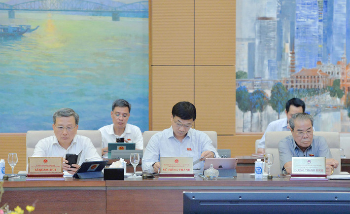 Các đại biểu dự phiên họp. Ảnh: Hồ Long Cho ý kiến 2 dự thảo Nghị quyết của Quốc hội về thí điểm một số chính sách đặc thù phát triển tỉnh Nghệ An và thành phố Đà Nẵng