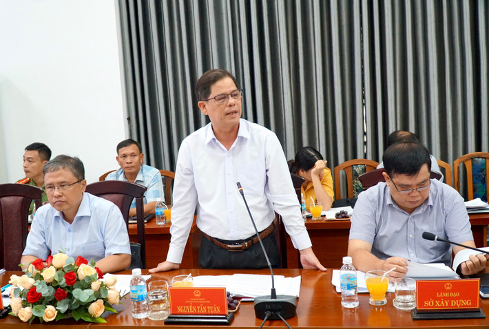 Đoàn giám sát của Quốc hội làm việc với UBND tỉnh Khánh Hòa về quản lý thị trường bất động sản, phát triển nhà ở xã hội ảnh 4 Phó Bí thư Tỉnh ủy, Chủ tịch UBND tỉnh Khánh Hoà Nguyễn Tấn Tuân phát biểu tại cuộc làm việc