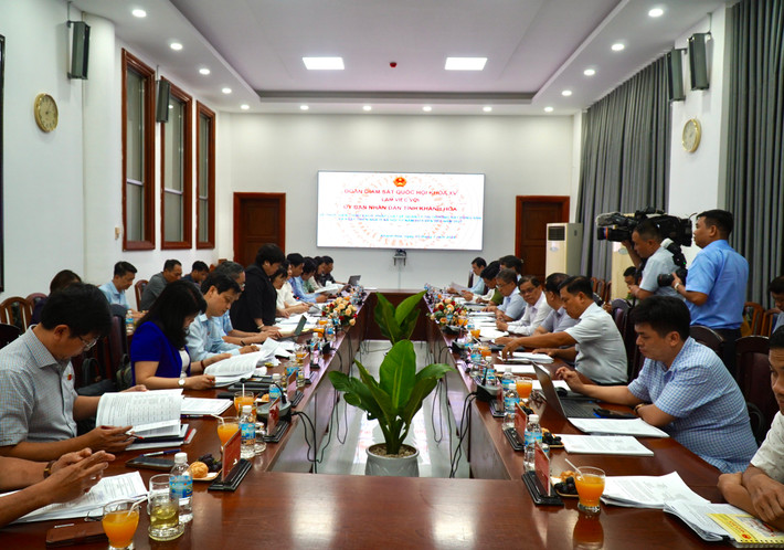Đoàn giám sát của Quốc hội làm việc với UBND tỉnh Khánh Hòa về quản lý thị trường bất động sản, phát triển nhà ở xã hội ảnh 2 Quang cảnh cuộc làm việc
