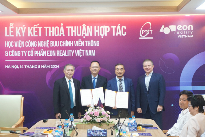 PGS.TS Trần Quang Anh, Phó Giám đốc Học viện Công nghệ Bưu chính Viễn thông cùng ông Nguyễn Hồng Sơn, Tổng giám đốc Công ty Cổ phần EON Reality Việt Nam đại diện ký kết thỏa thuận hợp tác giữa hai đơn vị (Ảnh: Nguyễn Liên) Học viện Công nghệ Bưu chính Viễn sẽ ứng dụng nền tảng EON-XR tiên tiến vào giảng dạy -0