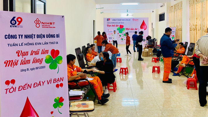 Công ty Nhiệt điện Uông Bí thực hiện chương trình hiến máu tình nguyện. Ảnh: EVNGENCO1 EVNGENCO1 hưởng ứng Tuần lễ hồng