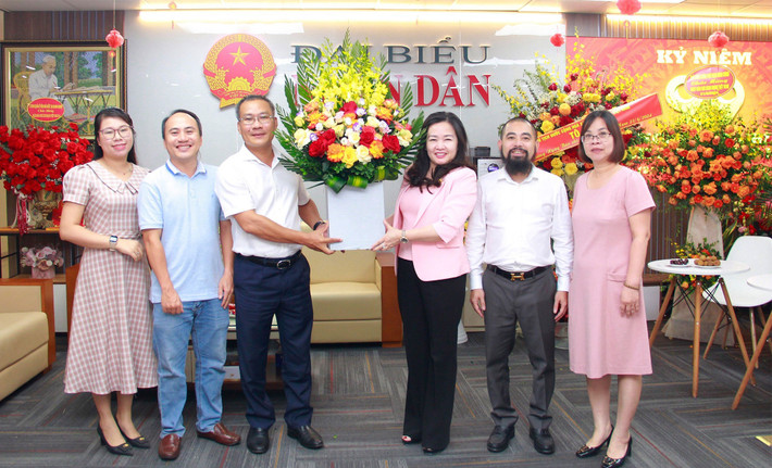 Tổng Biên tập Báo Đại biểu Nhân dân Phạm Thị Thanh Huyền và lãnh đạo, cán bộ, phóng viên, biên tập viên và người lao động Báo Đại biểu Nhân dân đón nhận lẵng hoa của Phó Tổng Giám đốc Tổng Công ty Điện lực TP. Hồ Chí Minh Bùi Trung Kiên chúc mừng Báo nhân ngày Báo chí Cách mạng Việt Nam 21.6. Ảnh: Khánh Duy Đại diện Ủy ban Kinh tế và các cơ quan, địa phương thăm và chúc mừng Báo Đại biểu Nhân dân -0