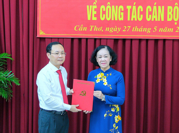 Thường trực Ban Bí thư Trương Thị Mai trao quyết định cho tân Bí thư Thành ủy TP. Cần Thơ Nguyễn Văn Hiếu TP. Cần Thơ đón tân Bí thư Thành ủy -0
