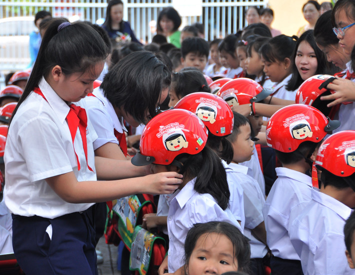 Tặng mũ bảo hiểm đạt chuẩn cho các em học sinh lớp 1 Nguồn: ITN Tặng mũ bảo hiểm đạt chuẩn cho các em học sinh lớp 1 Nguồn: ITN
