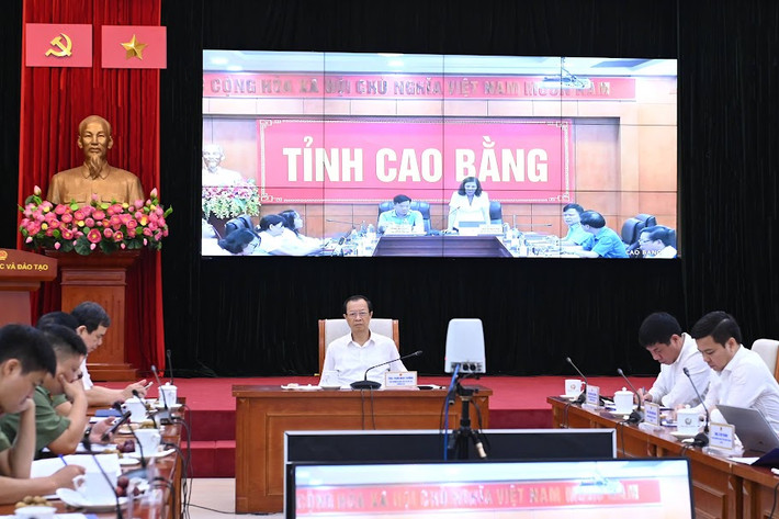 Giám đốc Sở GD-ĐT tỉnh Cao Bằng Nguyễn Ngọc Thư trao đổi trực tuyến. Ảnh: Trần Hiệp dsc_9786.jpg -0