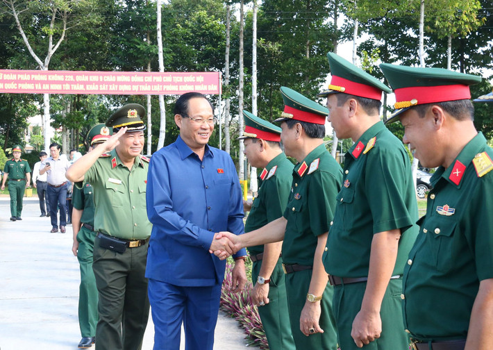 Phó Chủ tịch Quốc hội, Thượng tướng Trần Quang Phương với cán bộ, chiến sĩ Lữ đoàn Pháo Phòng không 226 Phó Chủ tịch Quốc hội, Thượng tướng Trần Quang Phương thăm và tặng quà Lữ đoàn Pháo Phòng không 226 -0
