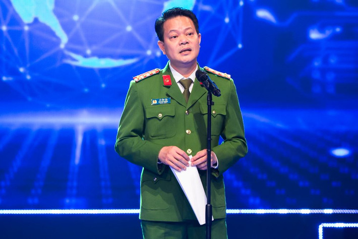 Phó Cục trưởng C06, Bộ Công an, Đại tá Vũ Văn Tấn phát biểu khai mạc Vinh danh 5 đội có phần thi xuất sắc cuộc thi Data For Life -0