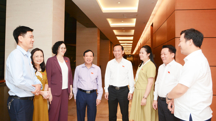 Đoàn ĐBQH tỉnh Thanh Hóa trao đổi bên lề Kỳ họp thứ Bảy, Quốc hội Khóa XV. Ảnh: Q. Việt Phát huy trí tuệ, tham gia tích cực các nội dung chương trình nghị sự -0