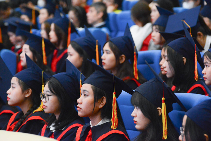 Trao học bổng “Nâng bước thủ khoa” cho 120 tân sinh viên có thành tích xuất sắc ảnh 3 107 sinh viên được trao học bổng