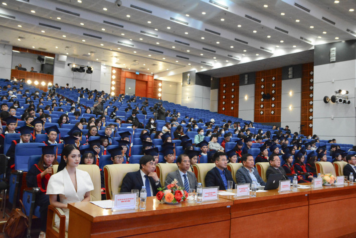 Trao học bổng “Nâng bước thủ khoa” cho 120 tân sinh viên có thành tích xuất sắc ảnh 1 107 sinh viên được trao học bổng