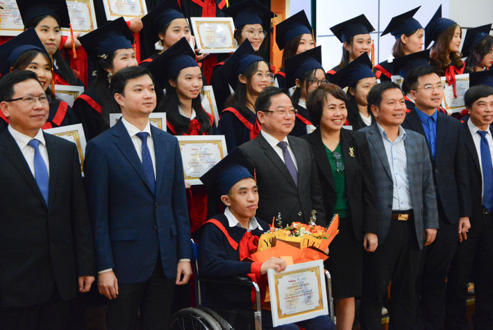Trao học bổng “Nâng bước thủ khoa” cho 120 tân sinh viên có thành tích xuất sắc ảnh 9 107 sinh viên được trao học bổng