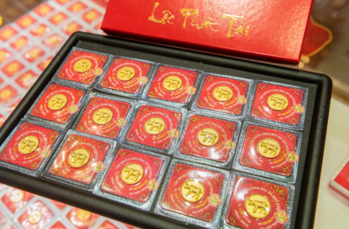 Sản phẩm bán chạy nhất trong “Lễ hội Vàng” tại DOJI năm nay chính là sản phẩm Vàng ép vỉ Kim Ngưu – biểu tượng của năm, như: Kim Ngưu Chiêu Tài, Kim Ngưu Phát Lộc Sản phẩm bán chạy nhất trong “Lễ hội Vàng” tại DOJI năm nay chính là sản phẩm Vàng ép vỉ Kim Ngưu – biểu tượng của năm, như: Kim Ngưu Chiêu Tài, Kim Ngưu Phát Lộc