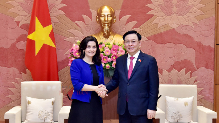 Chủ tịch Quốc hội Vương Đình Huệ tiếp Đại sứ Cộng hoà Bulgaria tại Việt Nam Marinela Petkova. Ảnh: Lâm Hiển Chủ tịch Quốc hội Vương Đình Huệ tiếp Đại sứ Cộng hòa Bulgaria và Đại sứ Cộng hòa Hungary -2