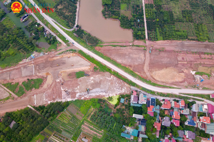 Một đoạn đường vành đai 4 cắt ngang qua mặt đê nhìn từ trên cao Hà Nội: Dự án đường Vành đai 4 dần hình thành -0