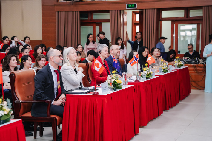 Đại sứ Canada tại Việt Nam Shawn Steil; Quyền Đại sứ quán New Zealand tại Việt Nam Wendy Hinton; Đại sứ Na Uy tại Việt Nam Hilde Solbakken và Đại sứ Thụy Sĩ tại Việt Nam Thomas Gass tham dự chương trình "She Leads Here", tổ chức tại Trường Đại học Ngoại thương chiều 7.3 Đầu tư vào nền giáo dục có thể giải quyết các thách thức về giới -0