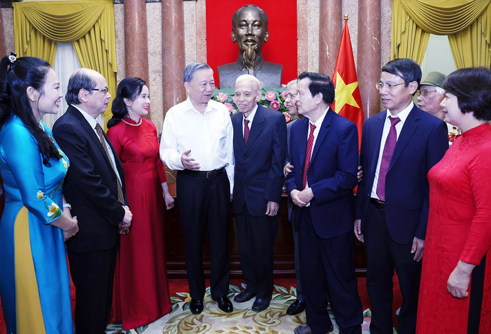 Tổng Bí thư, Chủ tịch nước Tô Lâm gặp thân mật cán bộ từng trực tiếp phục vụ Bác Hồ ảnh 2 Tổng Bí thư, Chủ tịch nước Tô Lâm gặp thân mật cán bộ từng trực tiếp phục vụ Bác Hồ -1