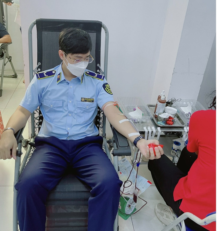 Hình ảnh đẹp, ý nghĩa của cán bộ QLTT tham gia hiến máu Lực lượng Quản lý thị trường góp thêm 41.300ml máu vào quỹ máu quốc gia -0