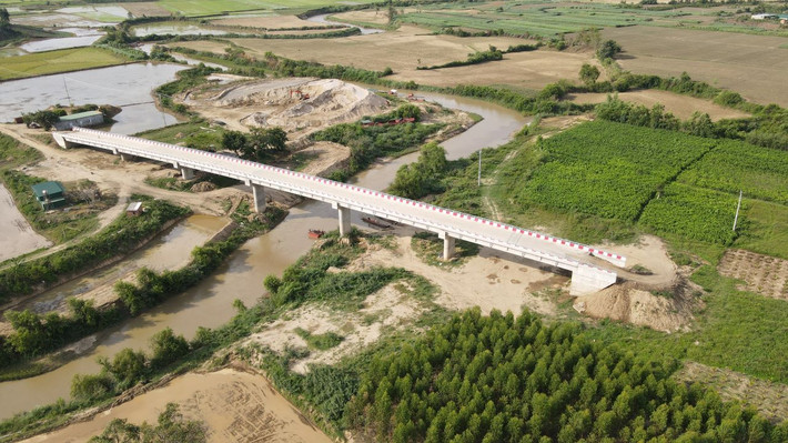 Cầu vượt sông Krông Bông được đầu tư từ tháng 5.2023, hoàn thành cuối tháng 12.2023, nhưng đến nay vẫn chưa thể thông xe do vướng giải phóng mặt bằng Cầu 36 tỷ đồng xây xong chưa thể thông xe vì vướng trạm quản lý bảo vệ rừng -0