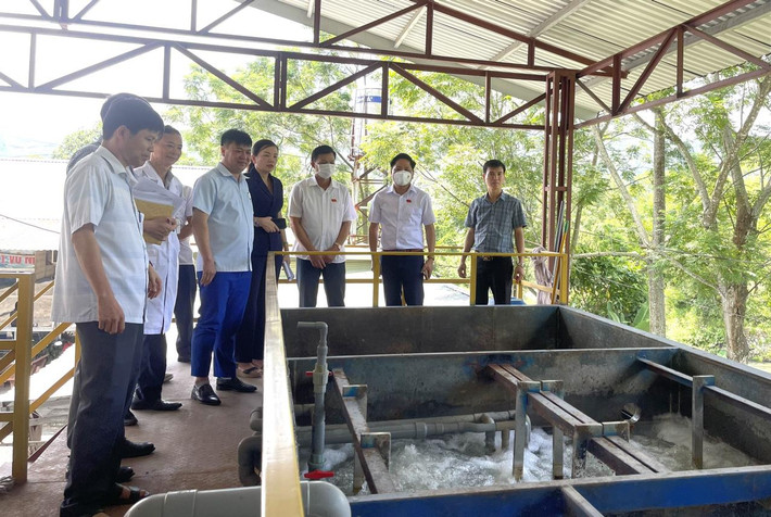 Tổ công tác Đoàn giám sát HĐND tỉnh Thái Nguyên về công tác bảo vệ môi trường khảo sát thực tế hệ thống xử lý nước thải của Trung tâm Y tế huyện Võ Nhai. Ảnh: T. Hương Tổ công tác Đoàn giám sát HĐND tỉnh Thái Nguyên về công tác bảo vệ môi trường khảo sát thực tế hệ thống xử lý nước thải của Trung tâm y tế huyện Võ Nhai - ảnh T. HƯƠNG