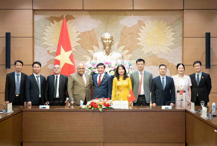 Tổng Thư ký Quốc hội Bùi Văn Cường hội đàm trực tuyến với Tổng Thư ký Quốc hội và Hội đồng Nhà nước Cuba ảnh 5 Tổng Thư ký Quốc hội Bùi Văn Cường chụp hình lưu niệm cùng Đại sứ Cuba tại Việt Nam Orlando Nicolás Hernández Guillén