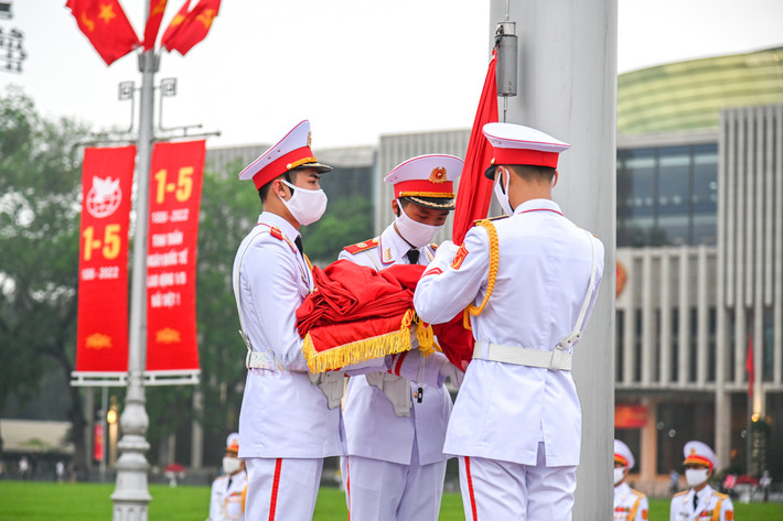 Trang nghiêm lễ thượng cờ tại quảng trường Ba Đình nhân dịp 47 năm ngày thống nhất đất nước ảnh 15 Trang nghiêm lễ thượng cờ tại quảng trường Ba Đình nhân dịp 47 năm ngày thống nhất đất nước -0
