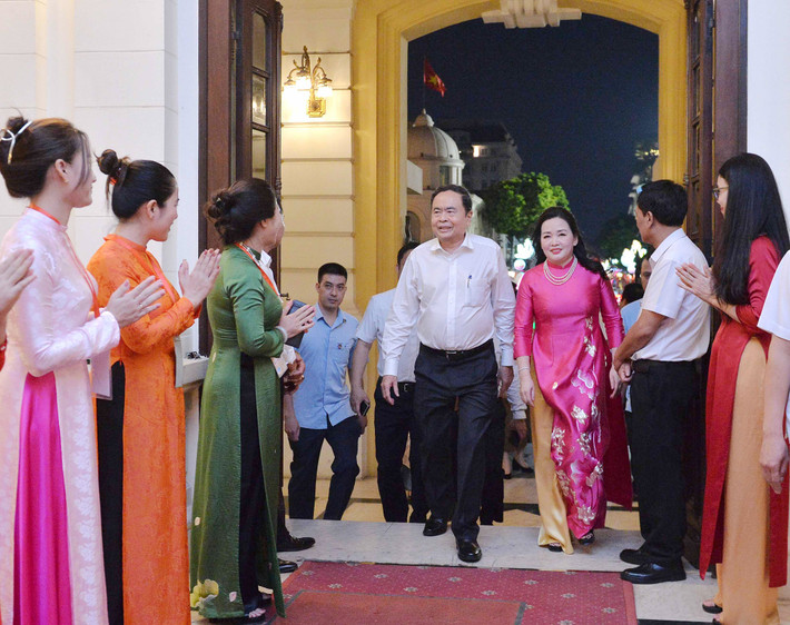 Chủ tịch Quốc hội Trần Thanh Mẫn tới dự Chương trình nghệ thuật đặc biệt “Nắng Ba Đình”. Ảnh: Hồ Long Chủ tịch Quốc hội Trần Thanh Mẫn dự Chương trình nghệ thuật đặc biệt “Nắng Ba Đình” -0